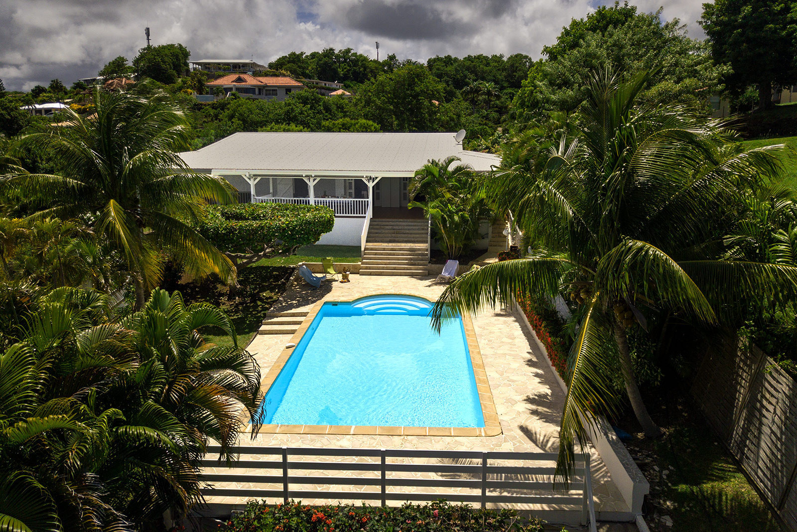 La Fleur Grande du Cap Est villa piscine et vue mer