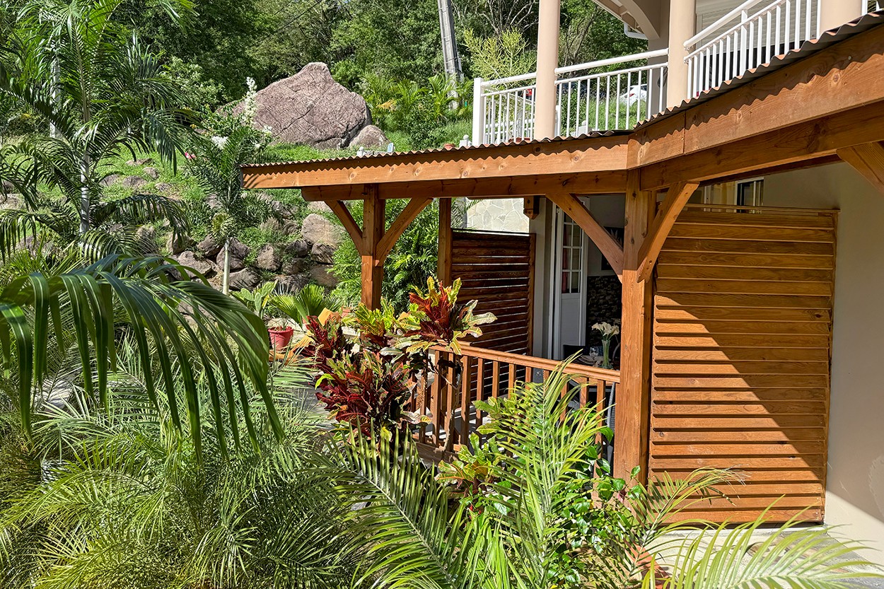 Location Martinique T2 le JARDIN de Petite Anse d'Arlet appartement bas de villa