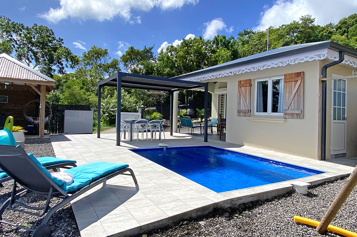 Petite Maison sur les hauts des Trois Ilets location Martinique vue mer piscine