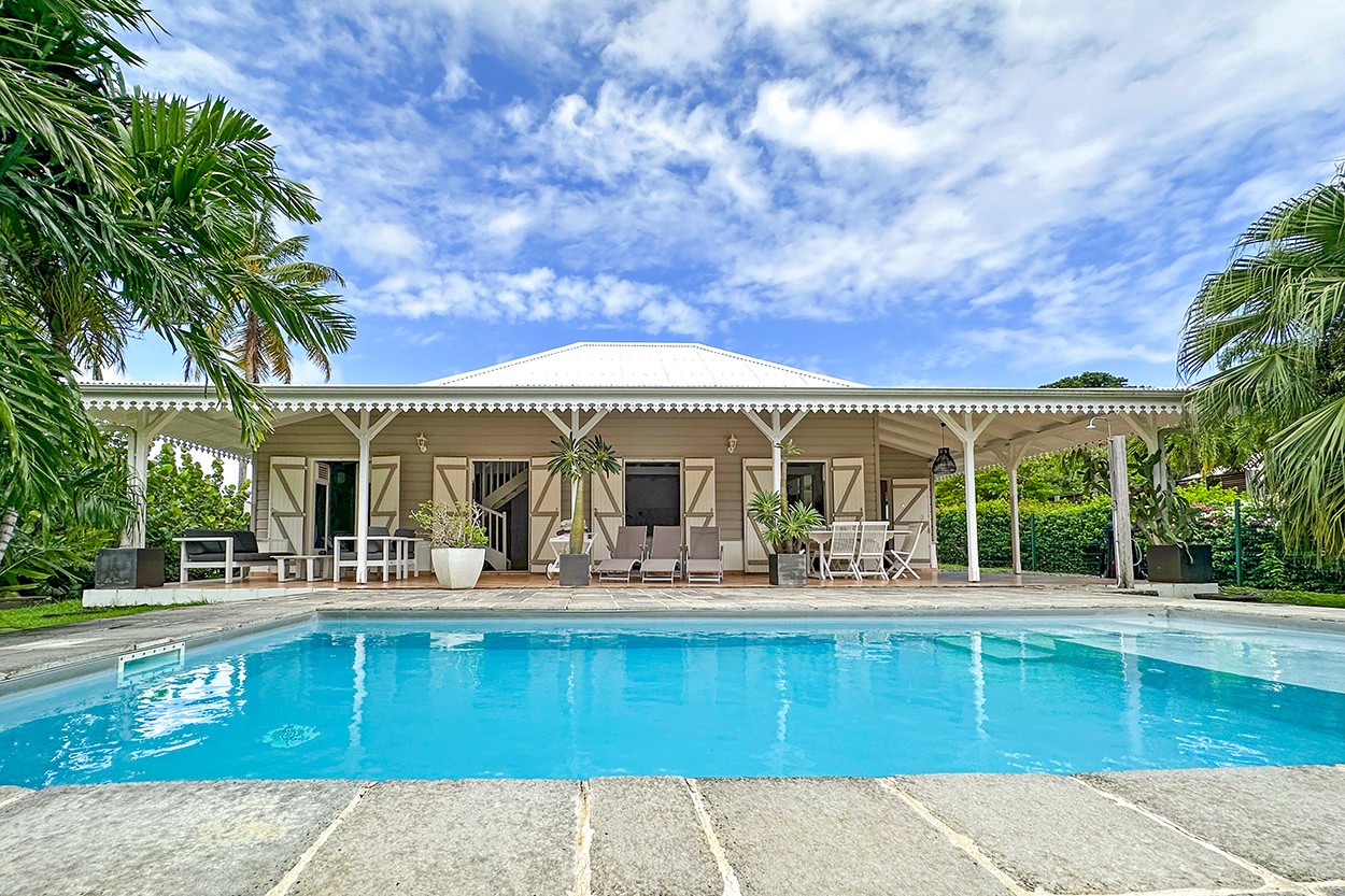 Villa Les PALMIERS ROYAUX Location Martinique piscine jardin le Cap Est