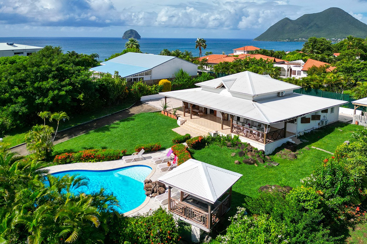 TROPICAL DIAMANT location villa Martinique 4 chambres 4 salles d'eau 12 personnes piscine