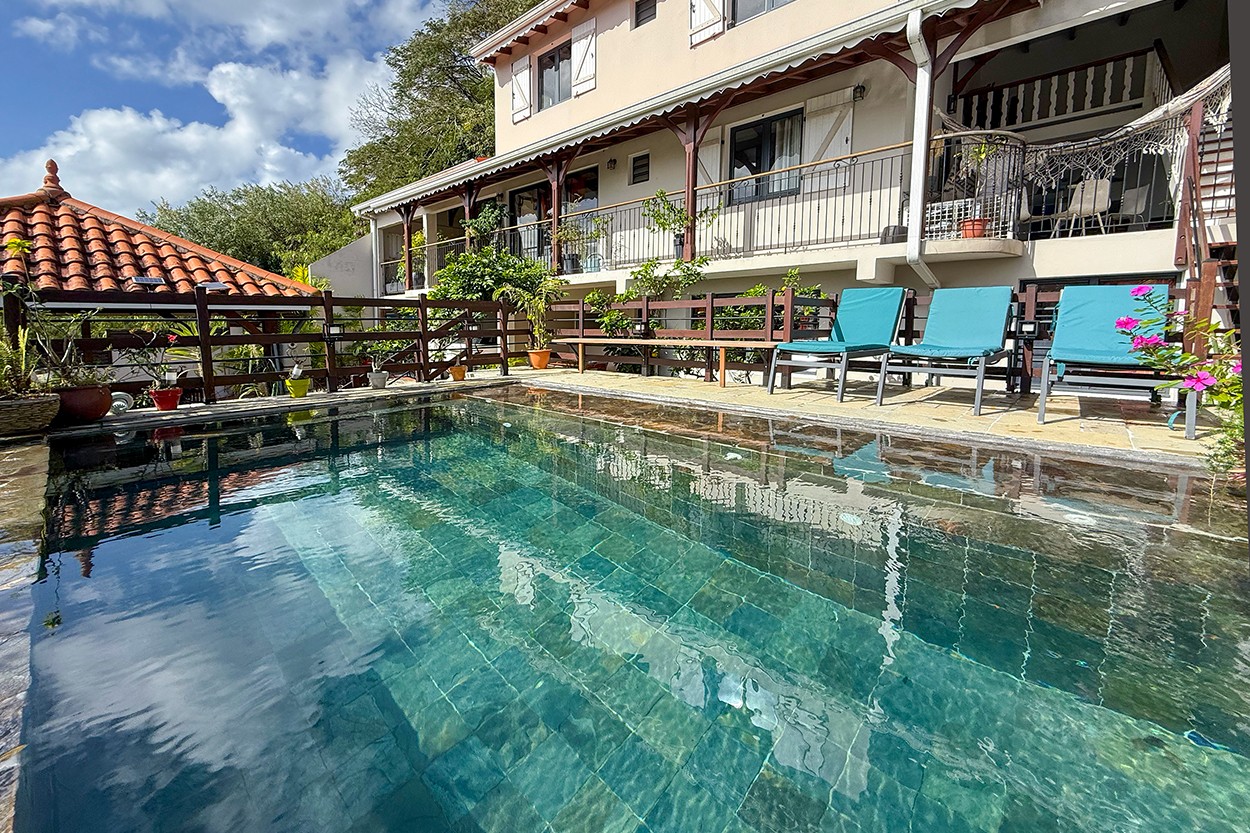 A FORT DE FRANCE Location Martinique Superbe T2 piscine vue Mer