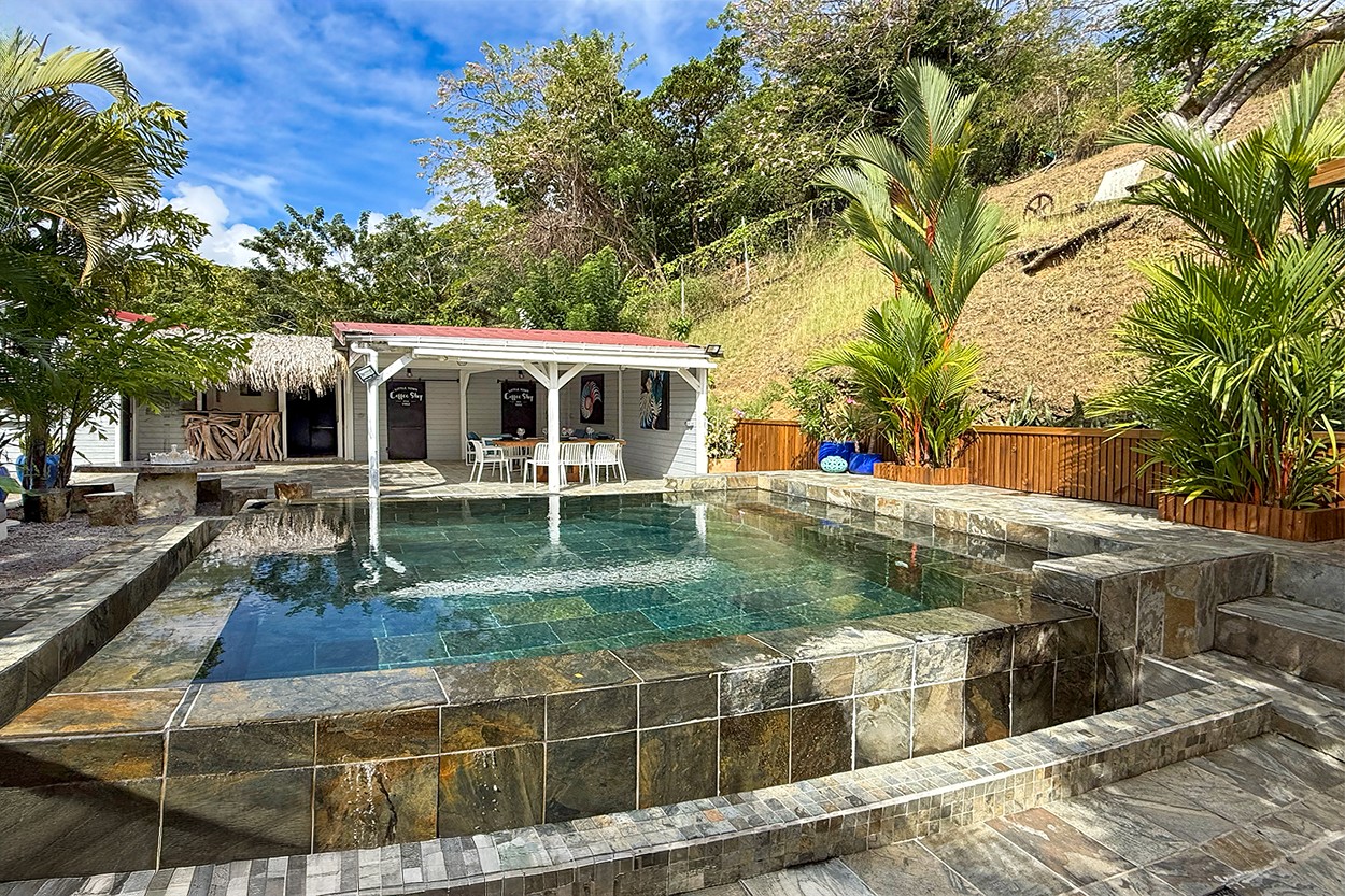 Bungalow de charme location Martinique piscine débordement