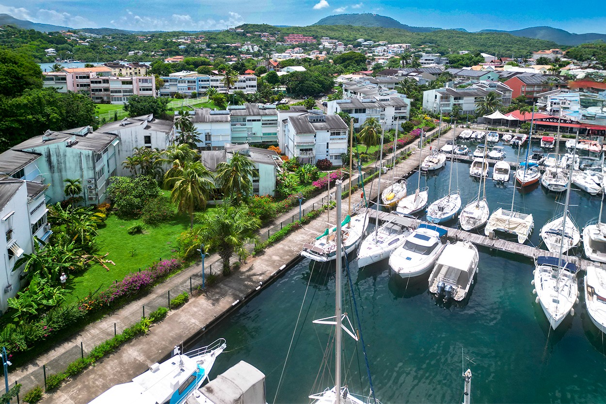 Jardin sur la Marina Pointe du Bout Location Martinique appartement F2