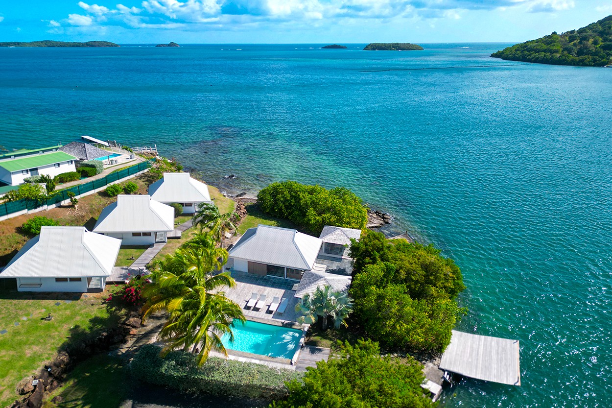 Location Villa Sable Blanc Martinique LUXE pieds dans l'eau piscine