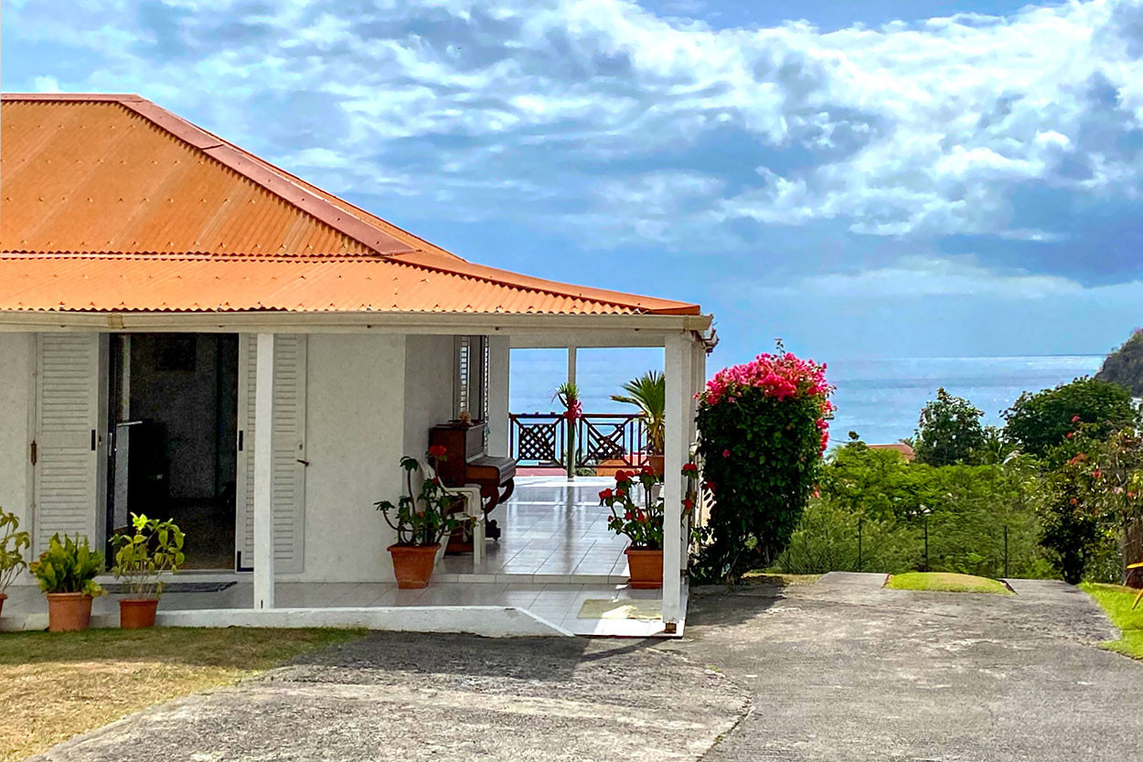 La petite maison les Anses d'Arlet location Martinique grande terrasse vue mer