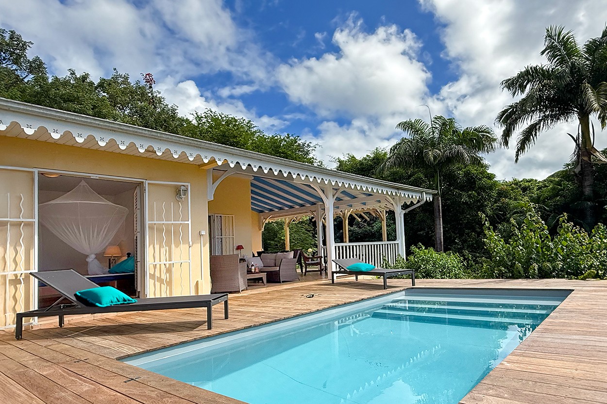 VILLA GRANDE ANSE d'ARLET Location Martinique proche de la plage piscine 4 chambres