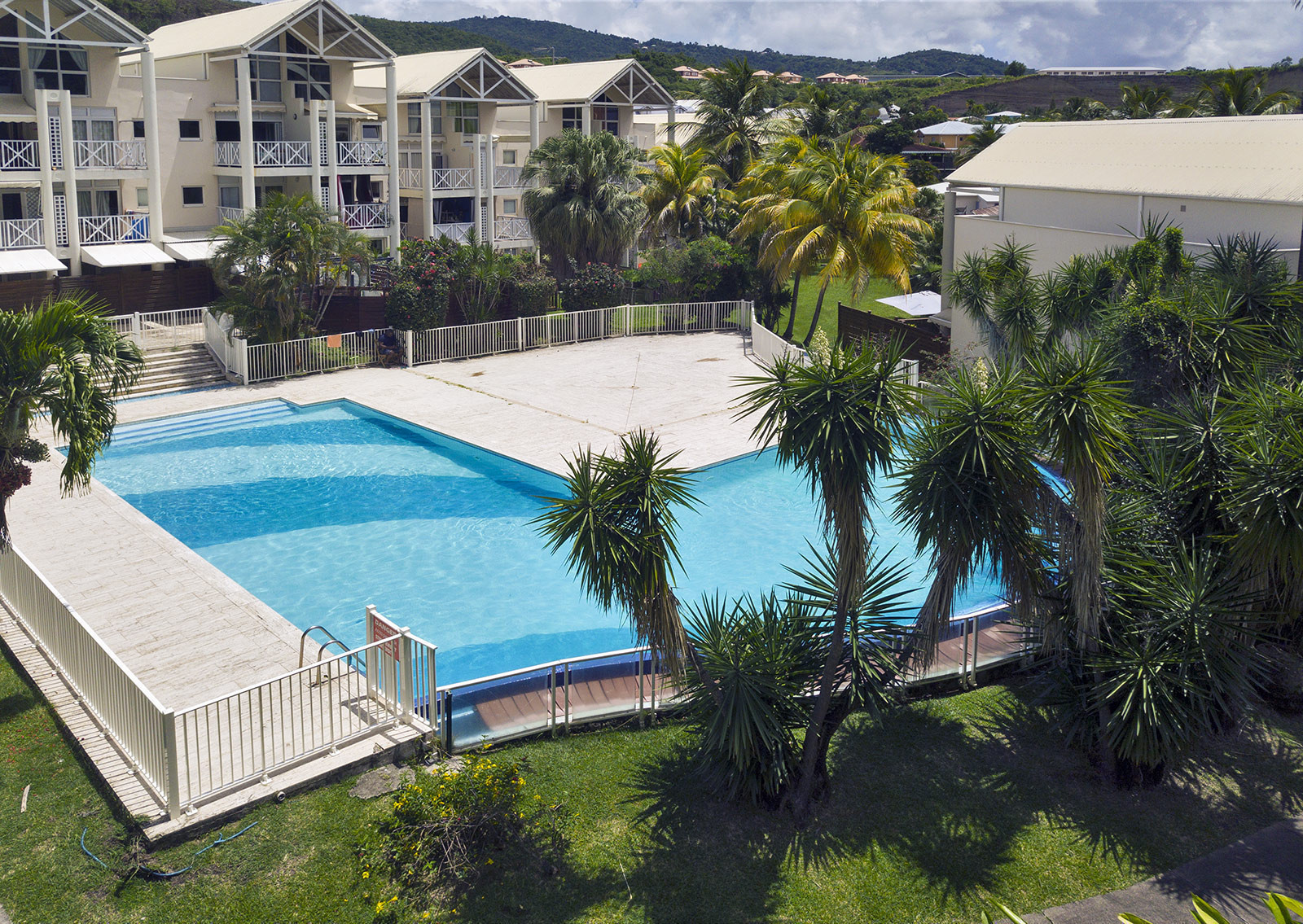La MARINE F2 location le Diamant Martinique piscine résidence