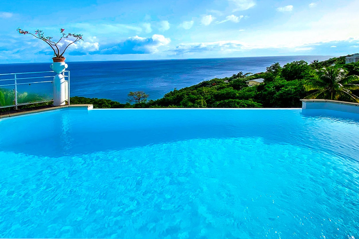 Villa + Studio VUE CARAIBES location Martinique 4 chambres Case Pilote piscine vue mer