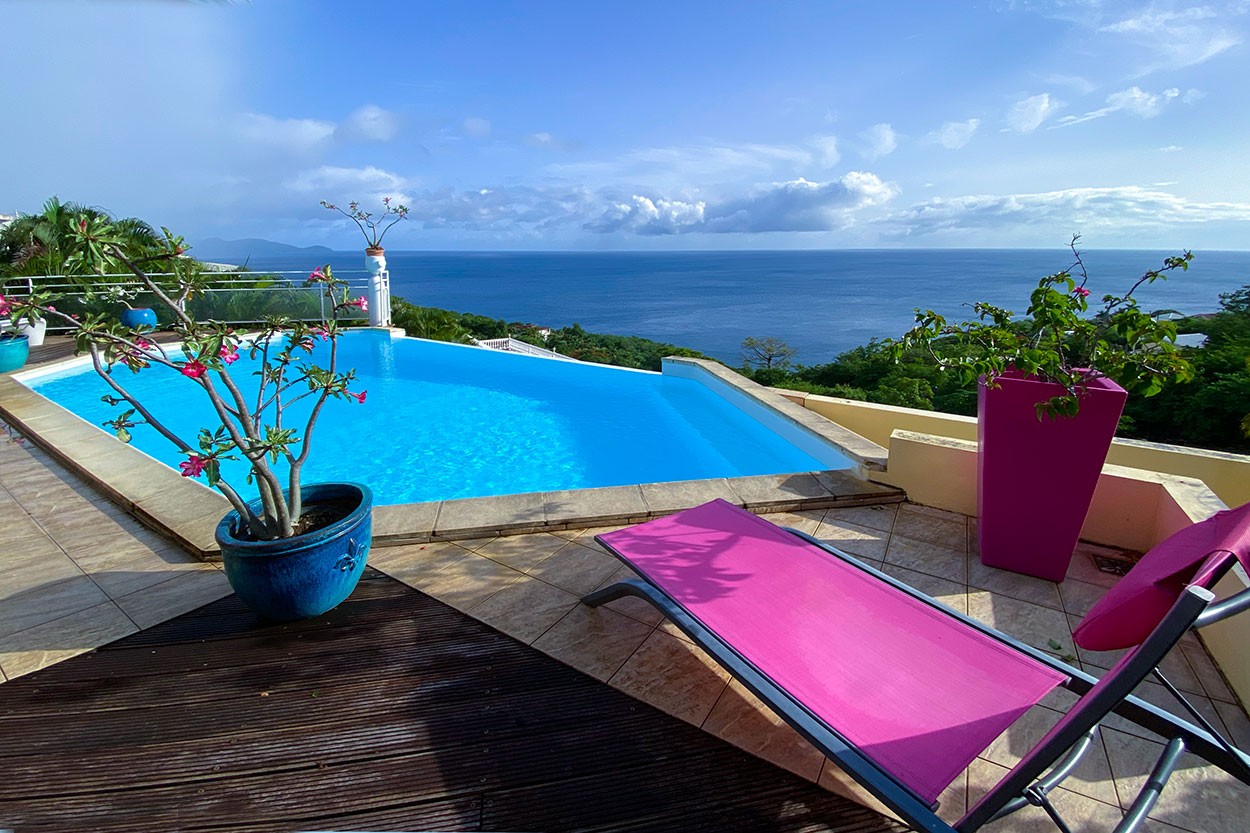 Villa VUE CARAIBES location Martinique Case Pilote piscine vue mer