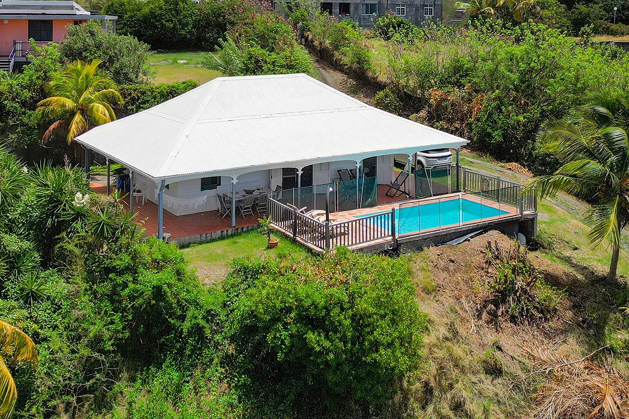 Villa NYMPHEA location Sainte-Anne piscine vue mer et campagne plage de kytesurf