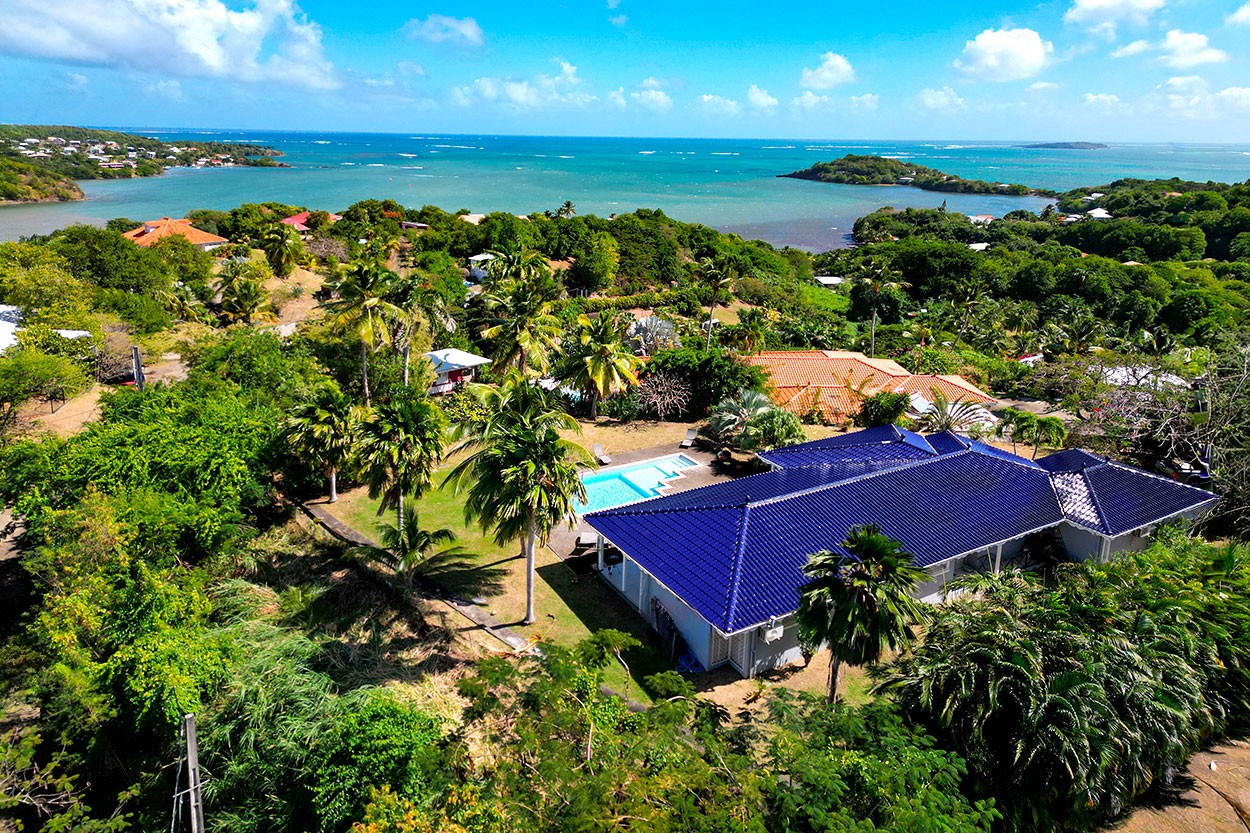 Villa Les TOITS BLEUS de l'ATLANTIQUE location Martinique piscine vue mer