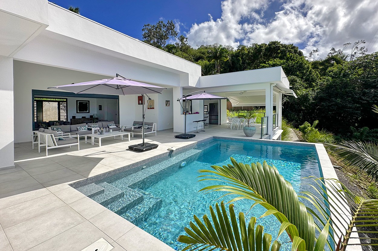 Villa MODERNE 4 chambres location de luxe Martinique Case Pilote piscine vue mer