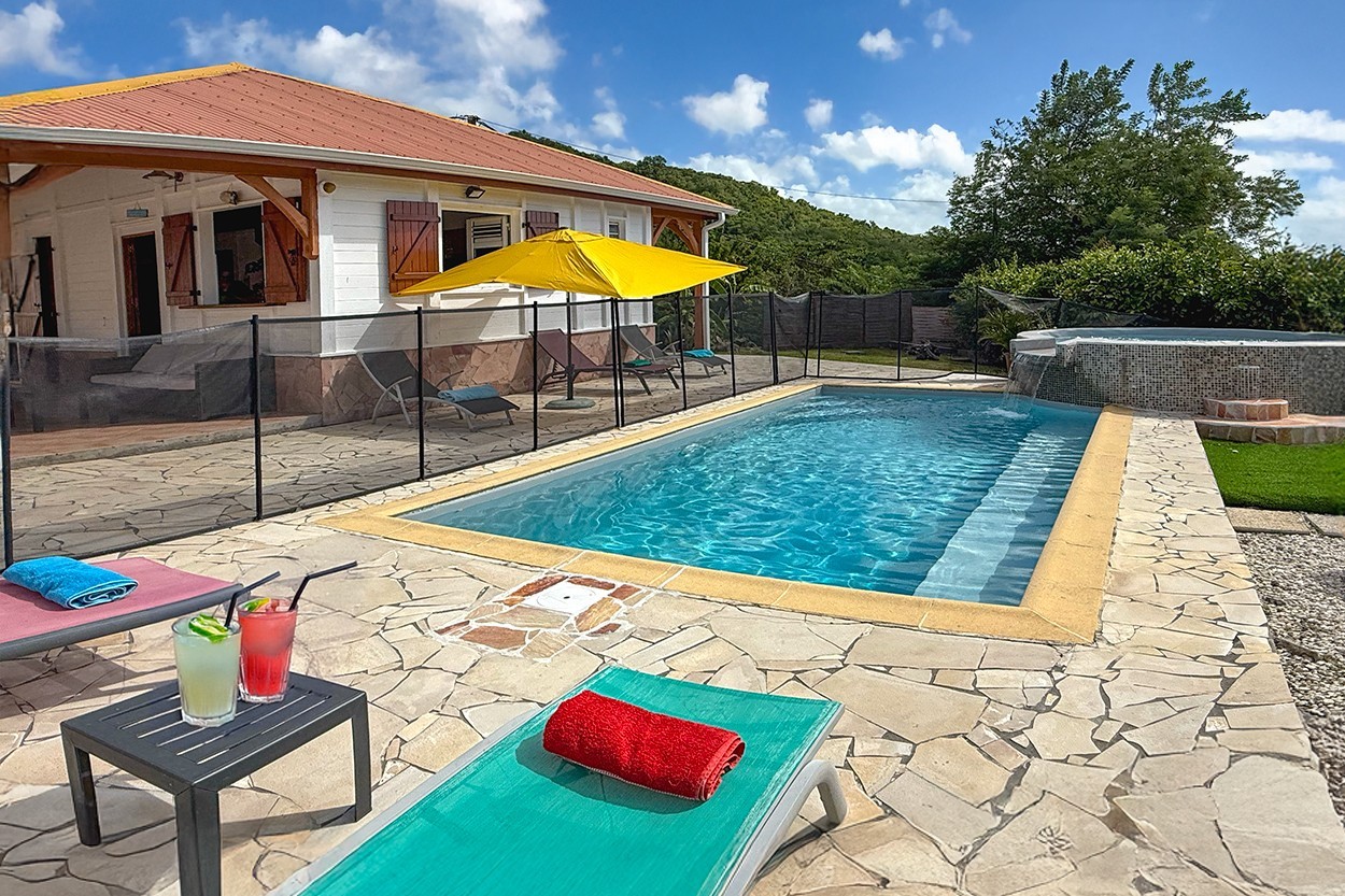 Villa SOHA Location Martinique le Diamant avec piscine et jardin