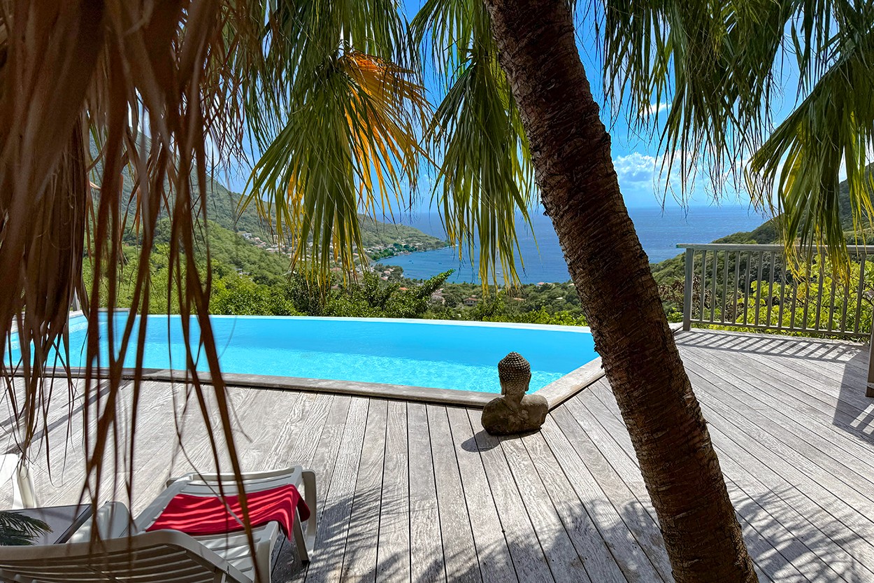 MAGNIFIQUE bas de villa PETITE ANSE d'Arlet location Martinique piscine à débordement Vue Mer